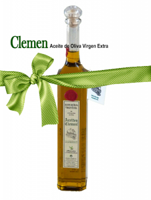 Botella de aceite de oliva con un lazito de regalo